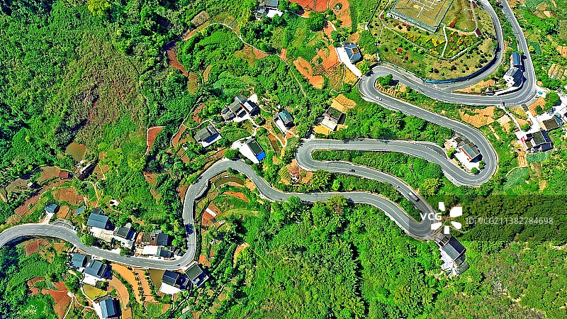 重庆万盛：公路蜿蜒通家门图片素材