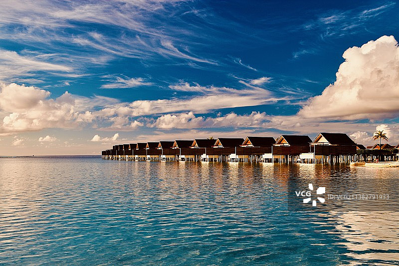 蓝天 白云&大海 水屋图片素材