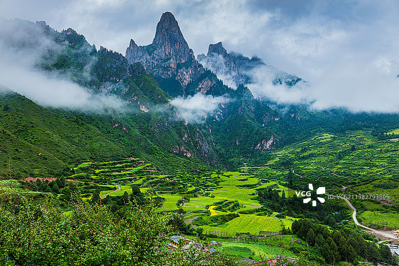 甘南山村扎尕那的夏日雨后风光图片素材