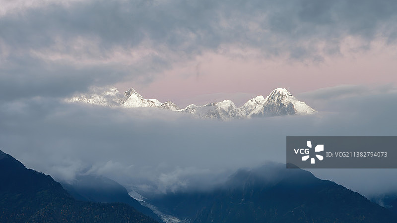 初现尊容图片素材