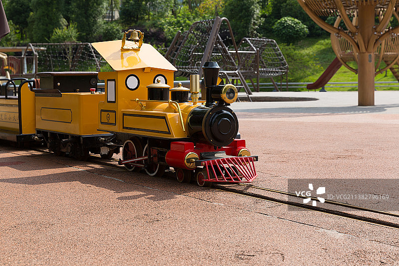 有轨道的可以乘坐的儿童小火车图片素材