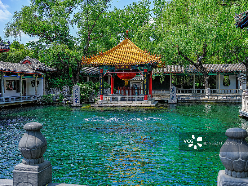 中国山东济南趵突泉公园观澜亭，120中画幅相机拍摄图片素材