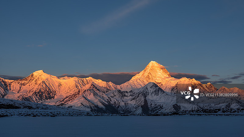 贡嘎雪山日照金山图片素材