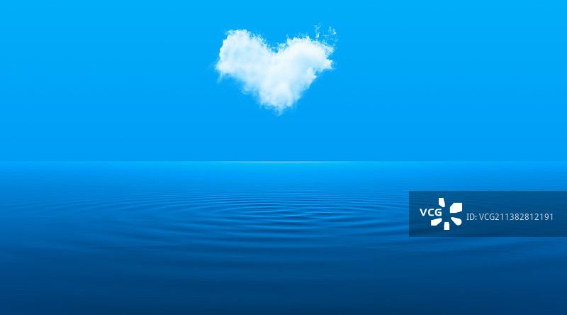 海面上心型形状的云朵图片素材