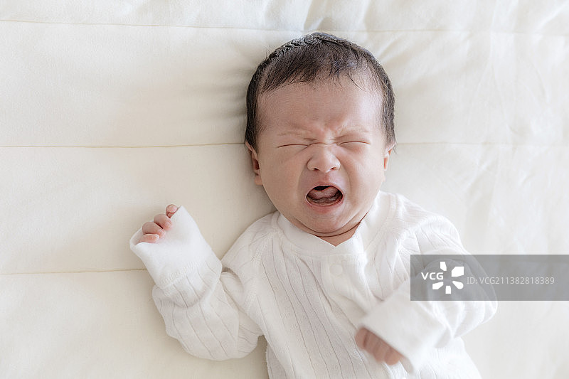 哭泣的小婴儿图片素材