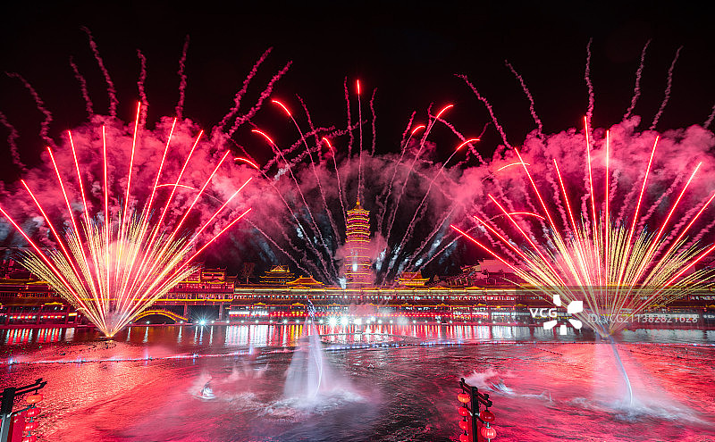 浙江湖州太湖龙之梦旅游度假区太湖古镇夜景灯光水幕表演全景图片素材