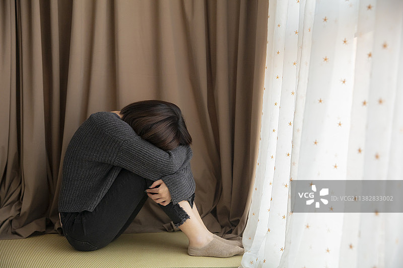 情绪低落的年轻女士图片素材