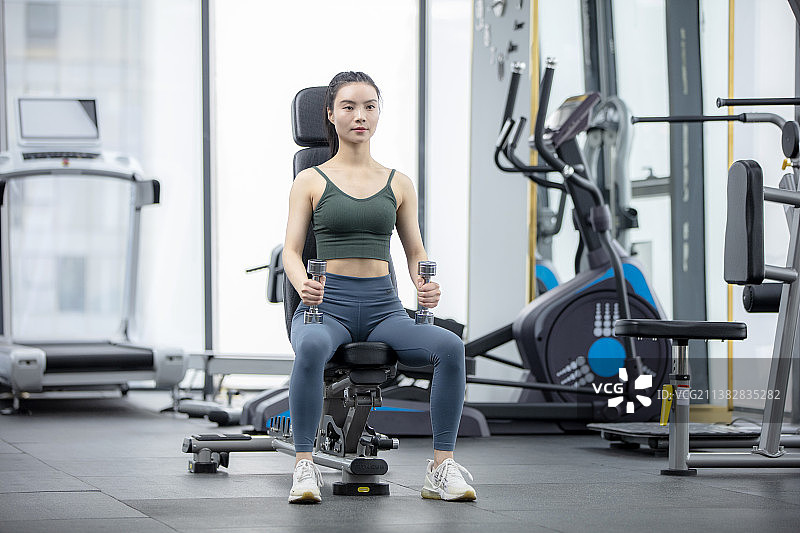 健身房锻炼的青年女士图片素材
