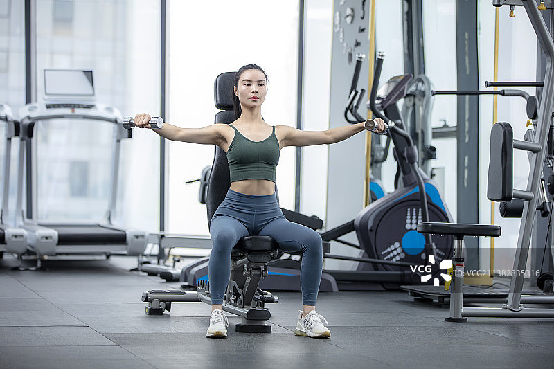 健身房锻炼的青年女士图片素材