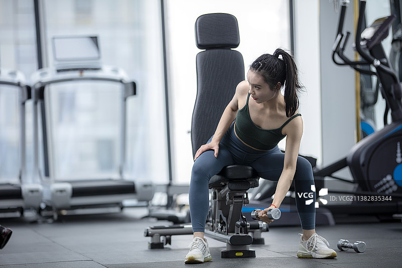 健身房锻炼的青年女士图片素材