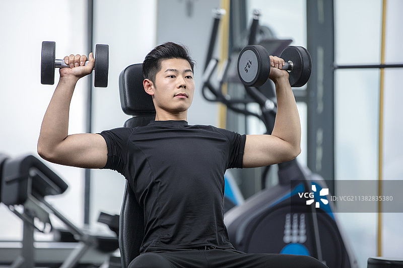 健身房锻炼的青年男士特写图片素材
