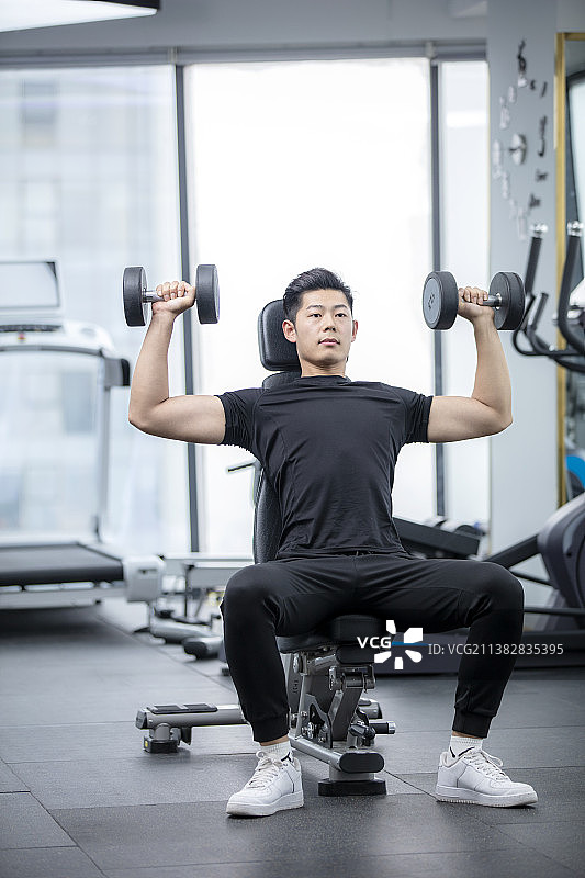 健身房锻炼的青年男士图片素材