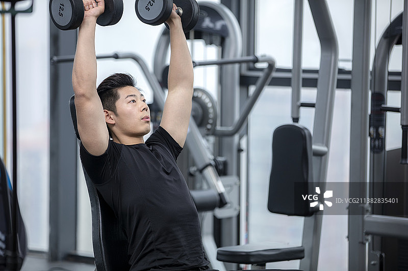 健身房锻炼的青年男士特写图片素材