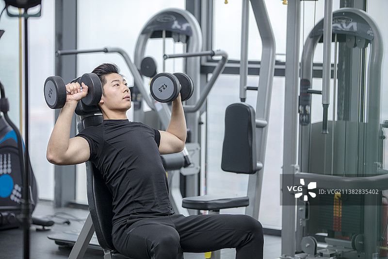 健身房锻炼的青年男士图片素材