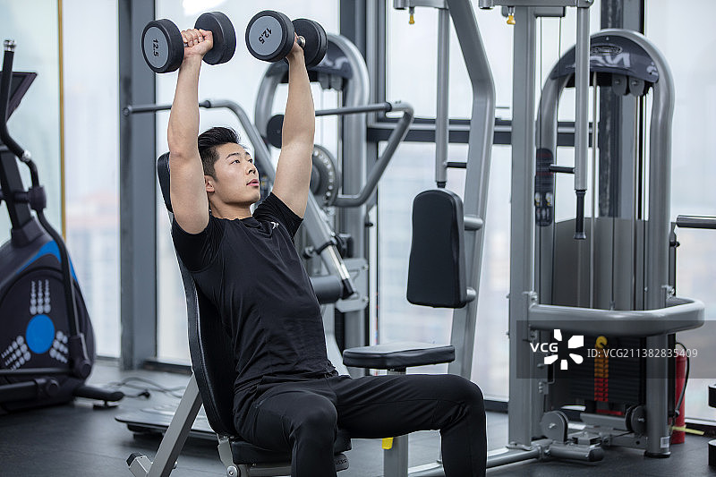 健身房锻炼的青年男士图片素材