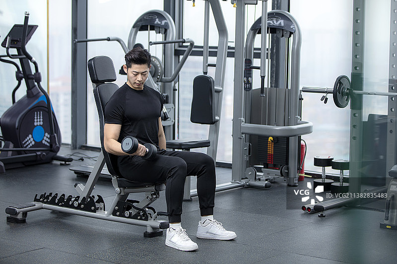 健身房锻炼的青年男士图片素材