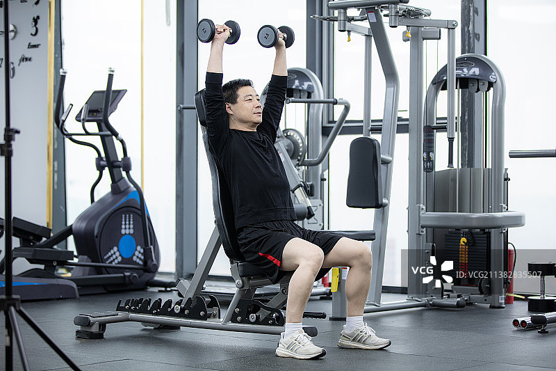 正在锻炼的中年男士图片素材
