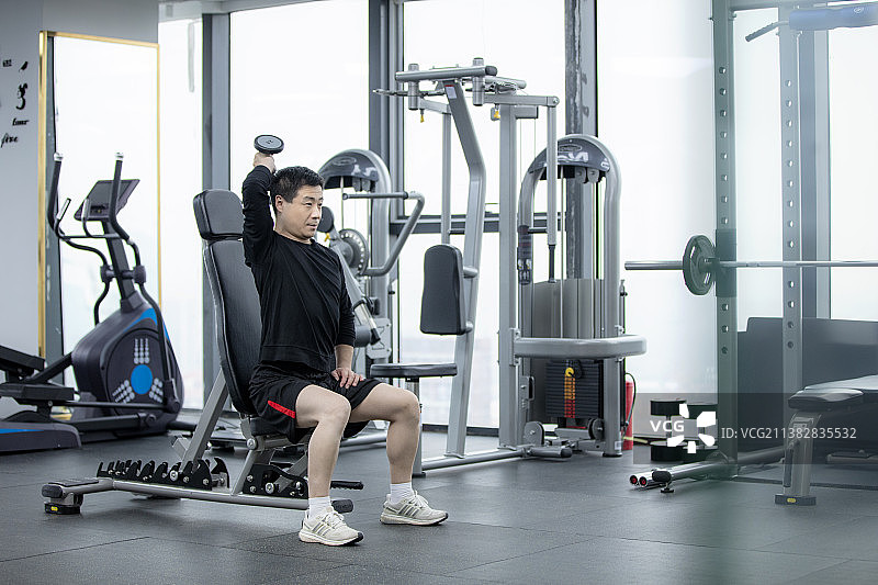 正在锻炼的中年男士图片素材