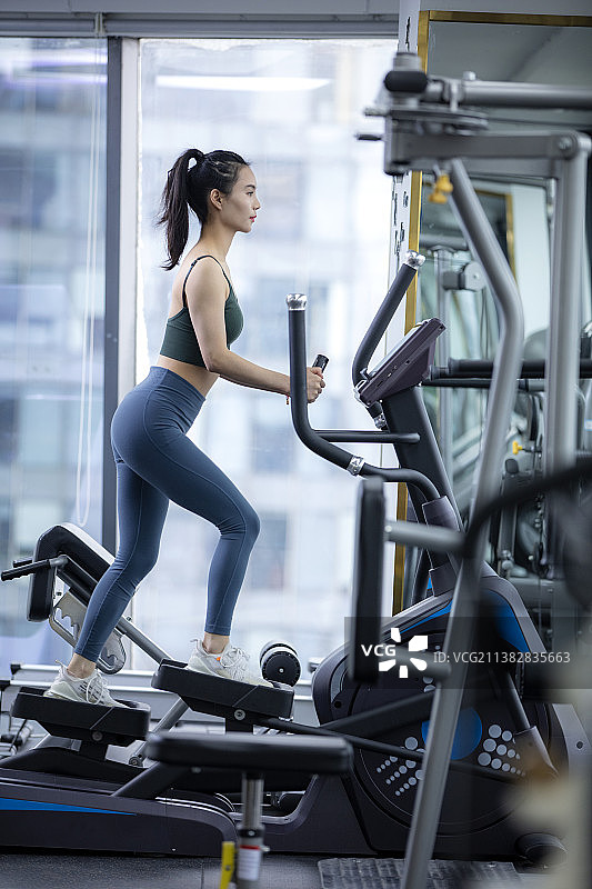 正在锻炼的青年女性图片素材