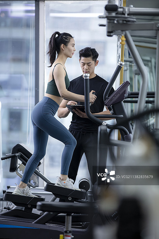 教练指导顾客锻炼图片素材