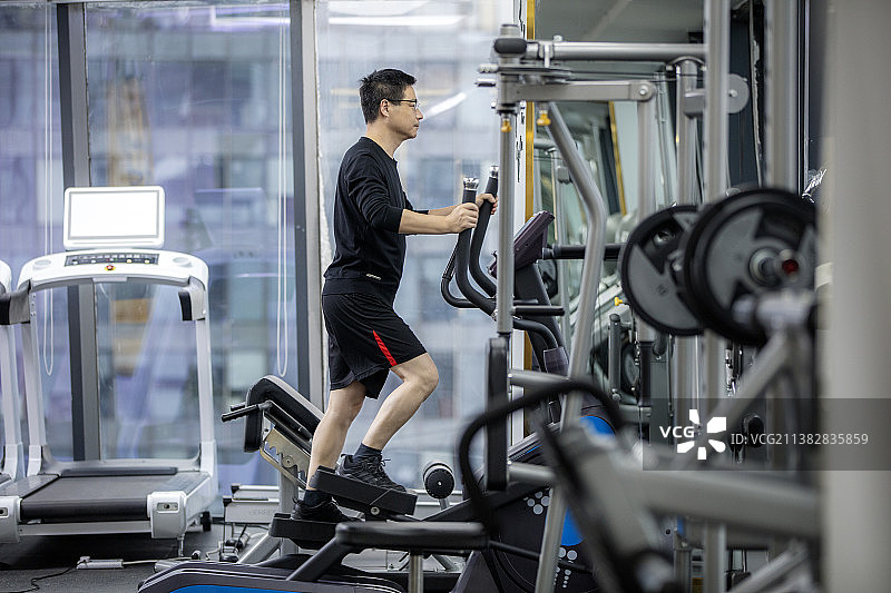 健身房锻炼的中年男士图片素材