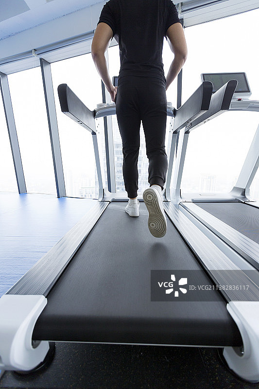 用跑步机锻炼的人图片素材
