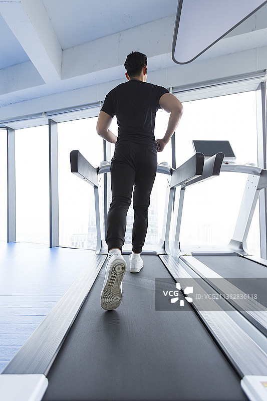 用跑步机锻炼的人图片素材