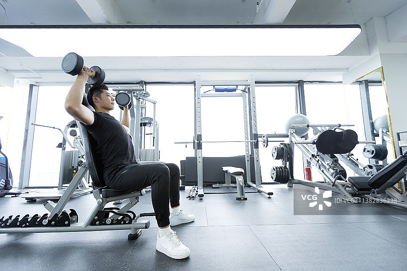 健身房锻炼的青年男士图片素材