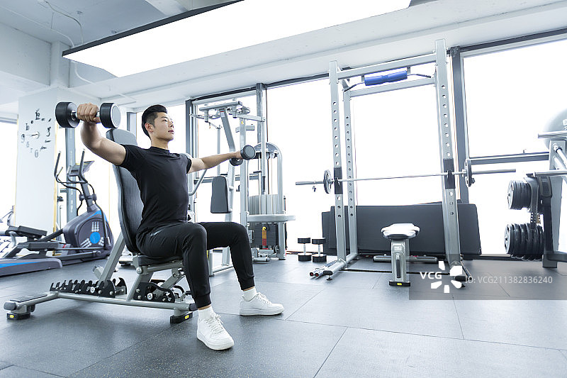 健身房锻炼的青年男士图片素材