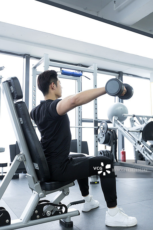 健身房锻炼的青年男士图片素材