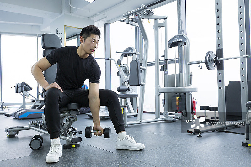 健身房锻炼的青年男士图片素材