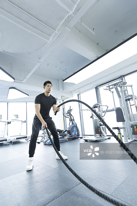 健身房锻炼的青年男士图片素材