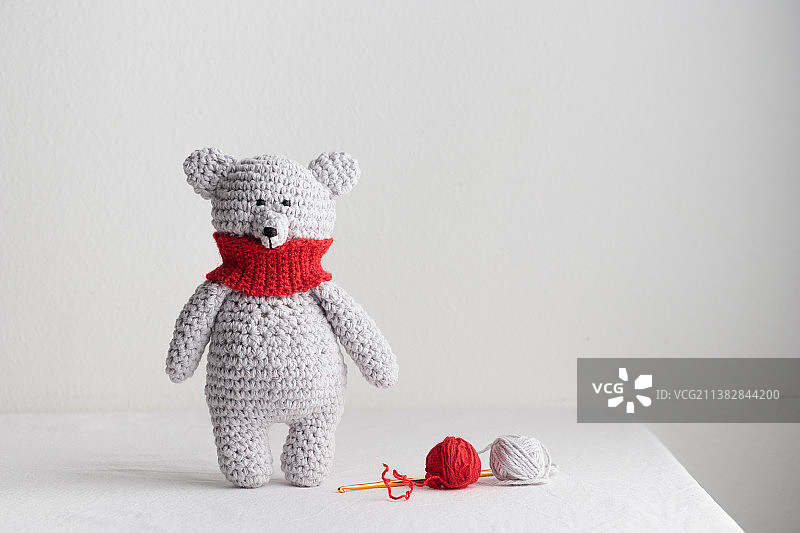 白色背景下的毛绒玩具特写图片素材