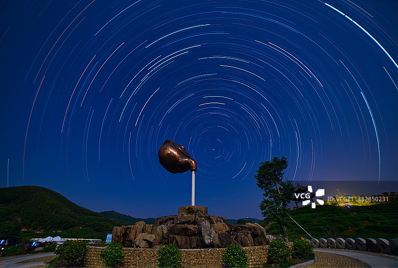 以北极星为圆心的星轨图片素材