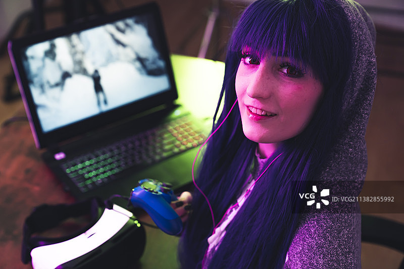白人女性正在玩电脑游戏并看向镜头图片素材