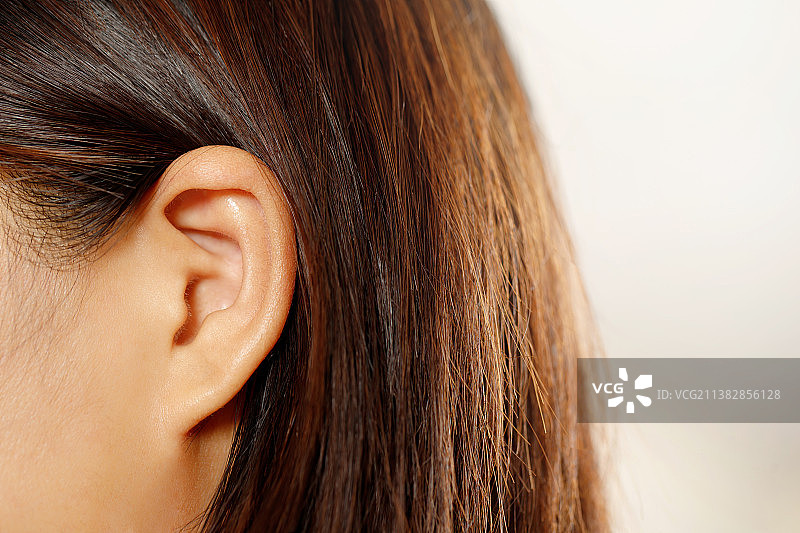 健康问题，女性耳朵疼痛图片素材
