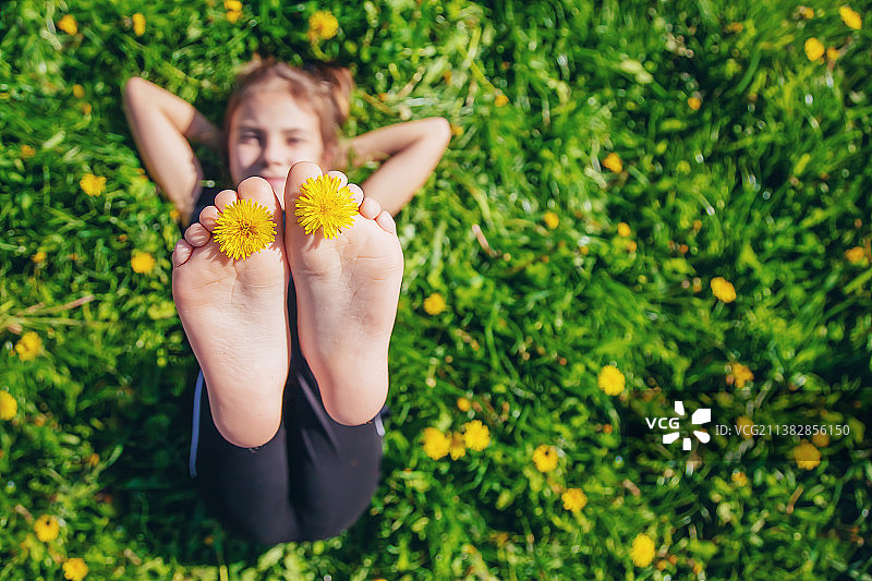 儿童的脚踩在草地上（选择性焦点）图片素材