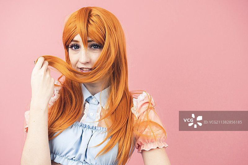 玩弄姜黄色头发的年轻白人少女图片素材