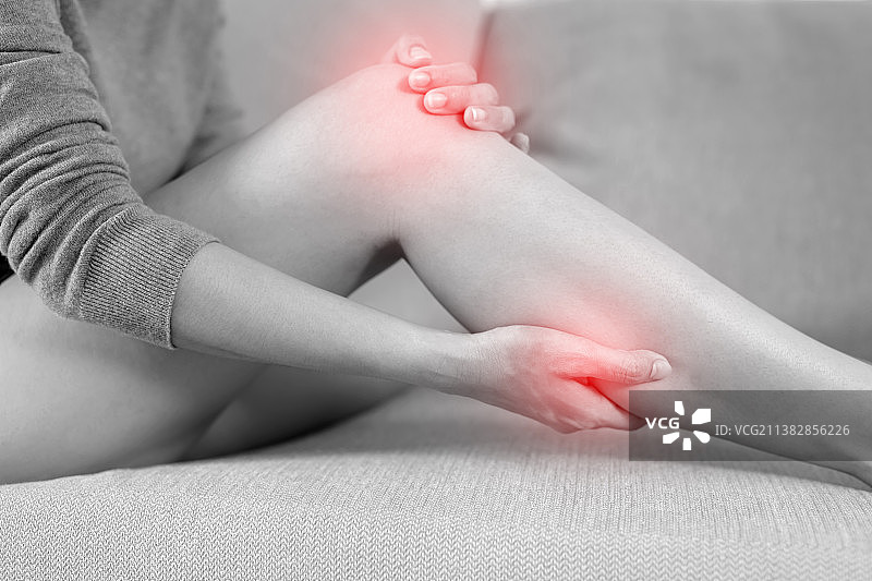 感到膝盖疼痛的女人图片素材