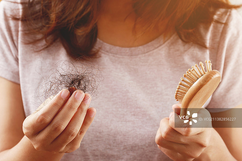 年轻女子担心脱发图片素材