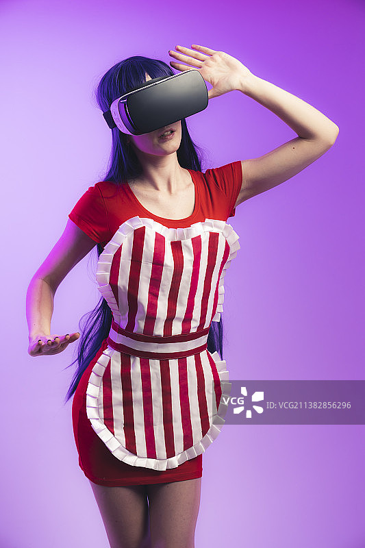 使用VR头显的快乐年轻白人女性图片素材