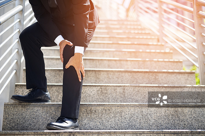 穿着西装感到疼痛的商人图片素材