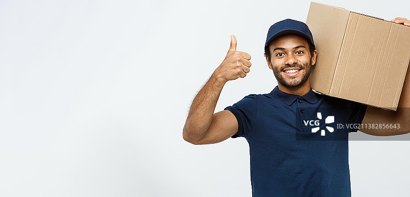 配送概念-快乐的非洲裔美国配送员肖像图片素材