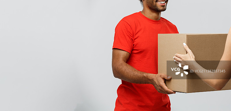 配送概念：英俊的非洲裔美国快递员图片素材