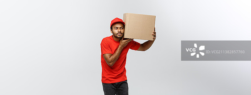 送货概念：好奇的非洲裔美国送货员肖像图片素材