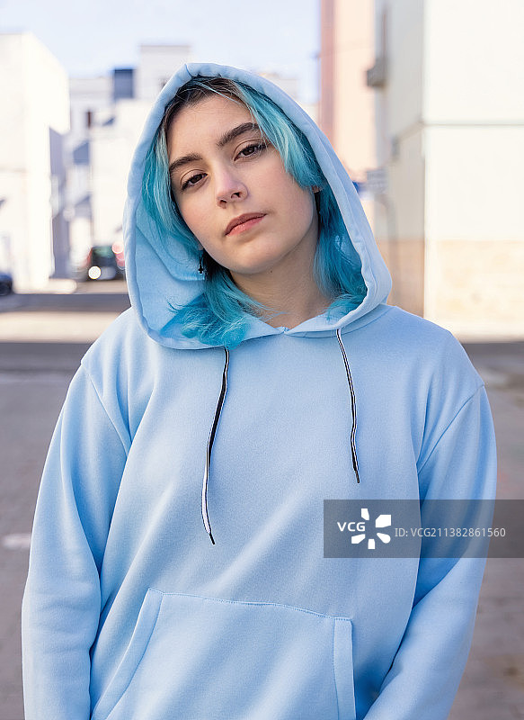 街头的蓝色连帽衫少女图片素材