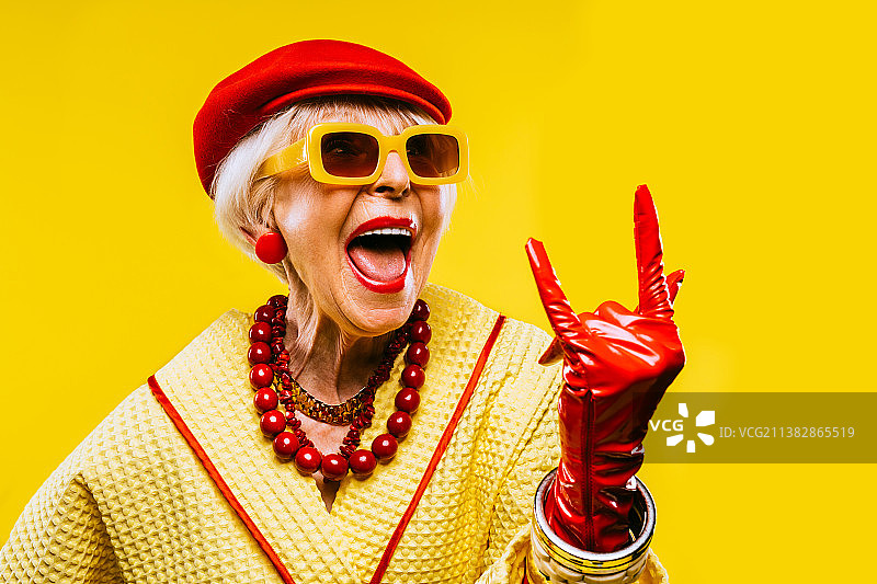 穿着时尚、酷炫的老女人图片素材