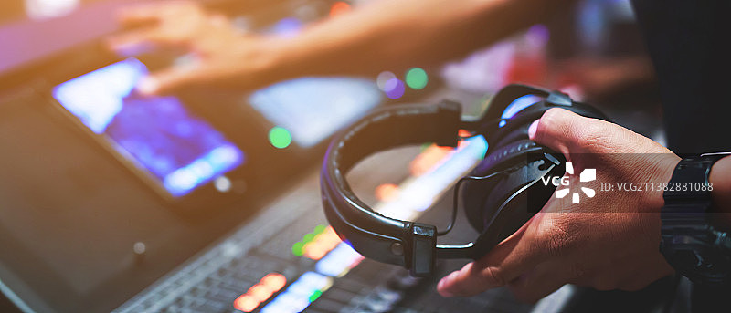 DJ在舞台上播放音乐，音乐会图片素材