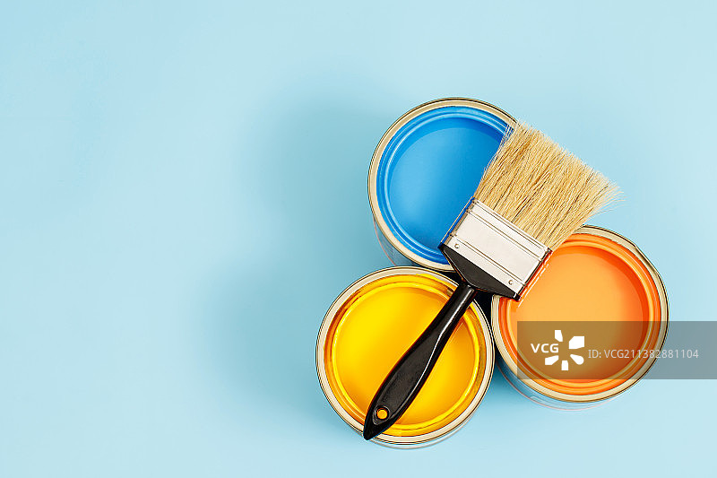 油漆罐和油漆刷图片素材