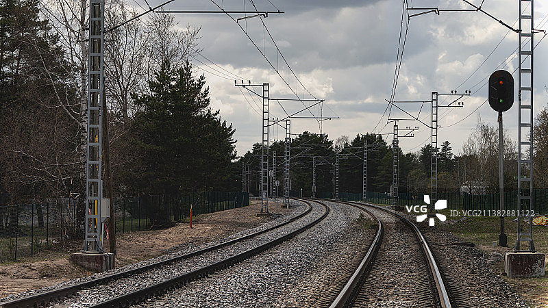 爱沙尼亚塔林，天空下的铁路轨道景观图片素材